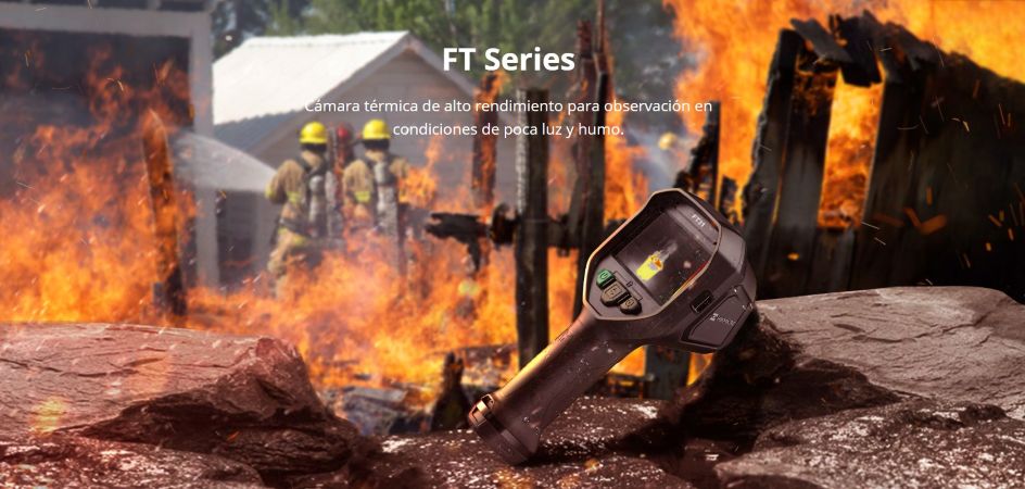 Imagen de uso real de la cámara termográfica HIKMICRO FT Series durante una intervención de bomberos, permitiendo visión térmica en humo y oscuridad para rescate y control de incendios, disponible a través de Gimatec.
